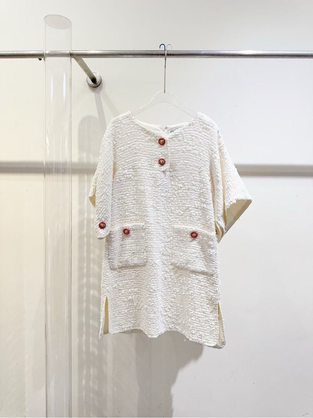 🚩steal CHANEL Cream Textured Short-Sleeve Top with Red Accent Buttons